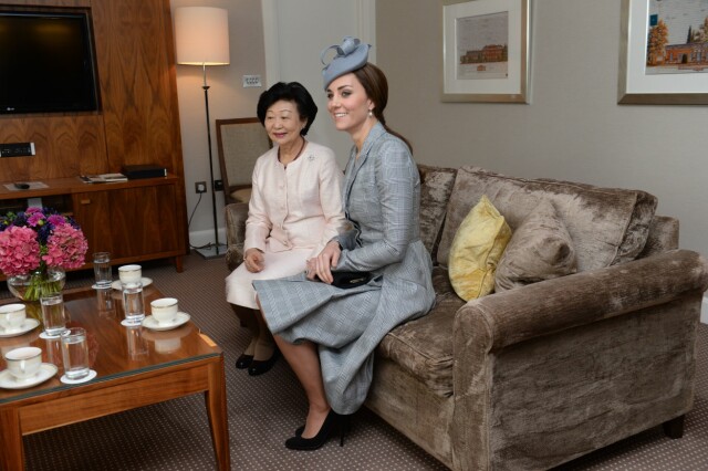 GOD TONE: Det ble et hyggelig gjensyn for Kate og presidentfruen Mary. Kate og William var nemlig presidentparets gjester under deres rundreise i Asia i 2012.
Foto: REX/All Over Press GOD TONE: Det ble et hyggelig gjensyn for Kate og presidentfruen Mary. Kate og William var nemlig presidentparets gjester under deres rundreise i Asia i 2012.
Foto: REX/All Over Press